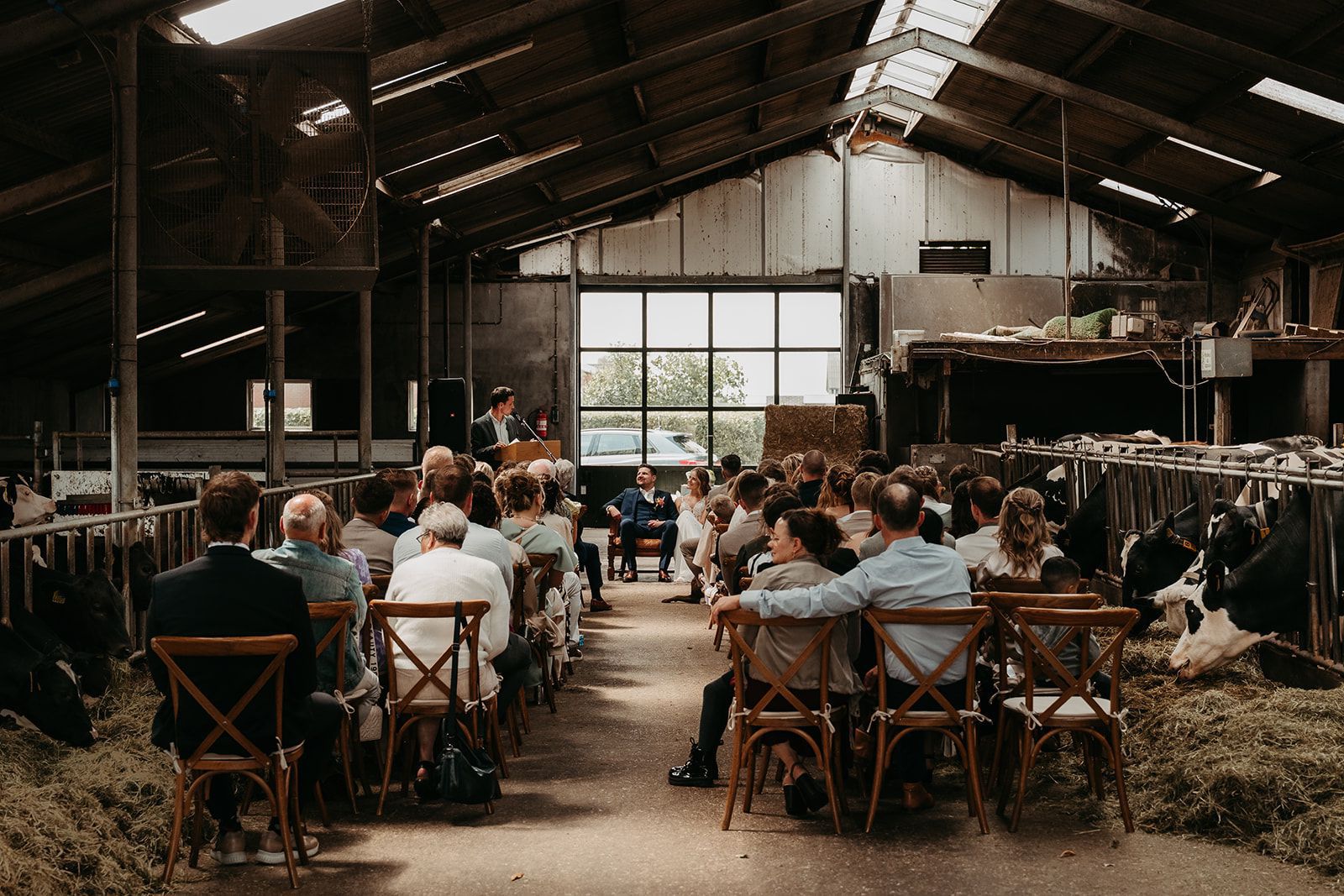 Sprekend Yannick, trouwambtenaar Ermelo en daarbuiten, tijdens de ceremonie van Hannah en Korné